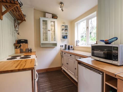 Cottage | Private kitchen | Fridge, microwave, stovetop, toaster