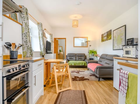 Cottage | Private kitchen | Fridge, microwave, stovetop, cookware/dishes/utensils