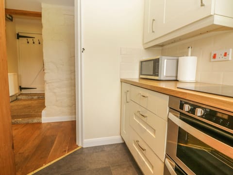 Cottage | Private kitchen | Fridge, microwave, stovetop, toaster