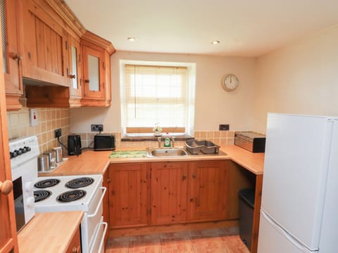 Cottage | Private kitchen | Microwave, stovetop, electric kettle, toaster