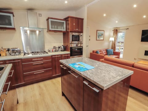 Cottage | Private kitchen | Fridge, microwave, dishwasher, electric kettle