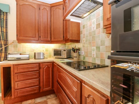 Cottage | Private kitchen | Fridge, cookware/dishes/utensils