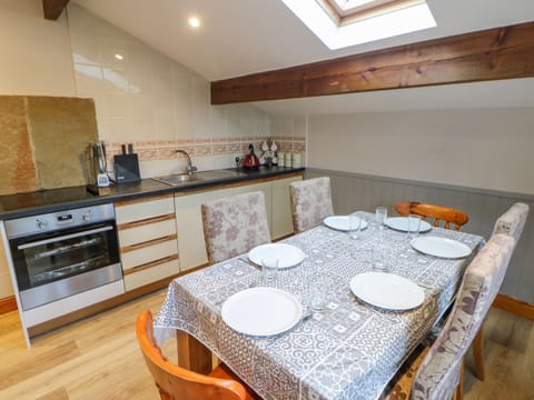 Cottage | Private kitchen | Stovetop, cookware/dishes/utensils