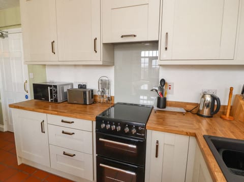 Cottage | Private kitchen | Dishwasher, cookware/dishes/utensils