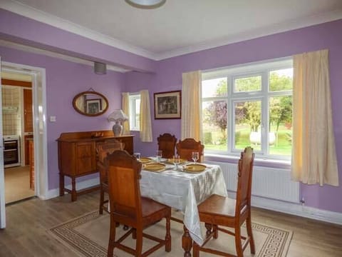 Cottage | Dining