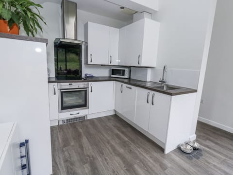 Cottage | Private kitchen | Fridge, microwave, dishwasher, highchair