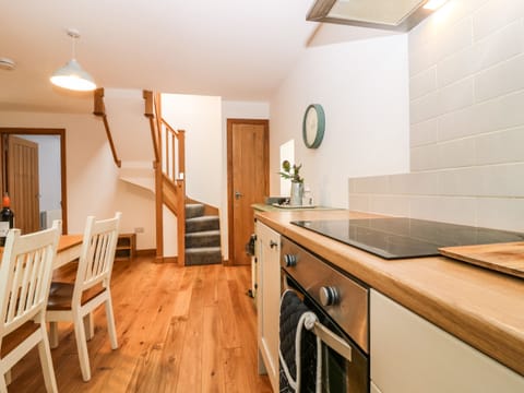 Cottage | Private kitchen | Dishwasher, cookware/dishes/utensils