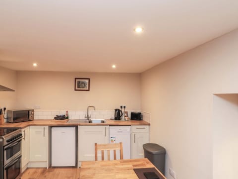 Cottage | Private kitchen | Dishwasher, cookware/dishes/utensils