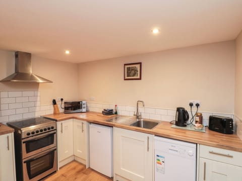 Cottage | Private kitchen | Dishwasher, cookware/dishes/utensils