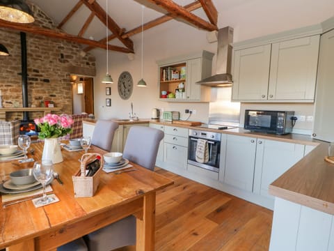 Cottage | Private kitchen | Dishwasher, highchair, cookware/dishes/utensils
