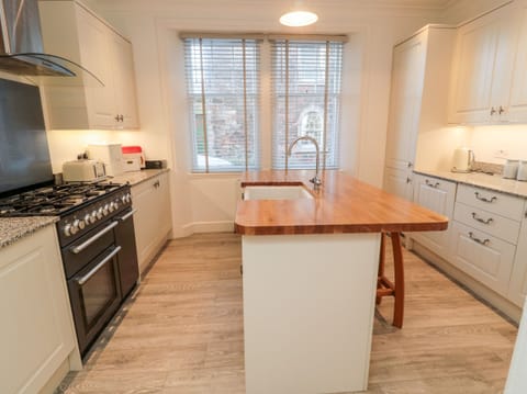 Cottage | Private kitchen | Microwave, stovetop, dishwasher, cookware/dishes/utensils