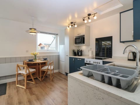 Cottage | Private kitchen | Microwave, stovetop, cookware/dishes/utensils
