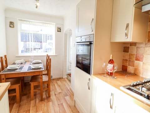 Cottage | Private kitchen | Dishwasher, electric kettle, toaster, cookware/dishes/utensils