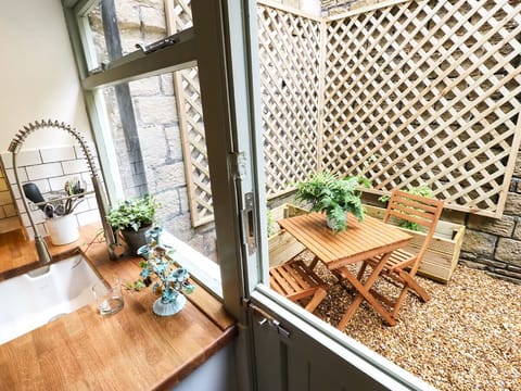 Cottage | Private kitchen | Electric kettle, toaster, cookware/dishes/utensils