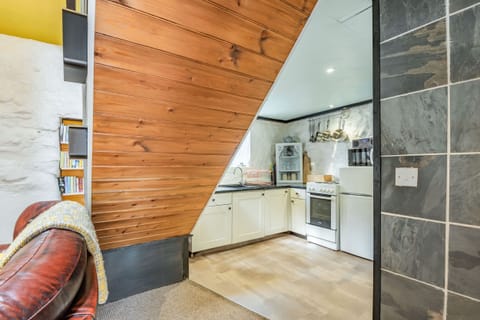 Cottage | Private kitchen | Fridge, microwave, stovetop, electric kettle