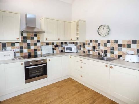 Cottage | Private kitchen | Fridge, microwave, stovetop, highchair