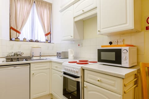 Cottage | Private kitchen | Fridge, microwave, stovetop, cookware/dishes/utensils