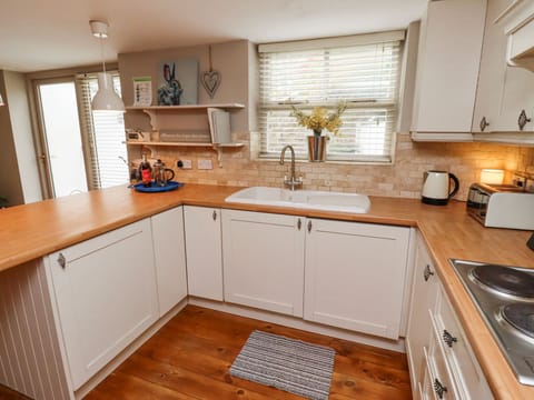 Cottage | Private kitchen | Fridge, microwave, stovetop, electric kettle
