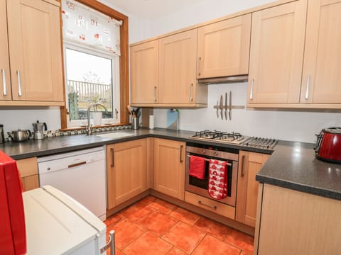 Cottage | Private kitchen | Microwave, stovetop, dishwasher, highchair