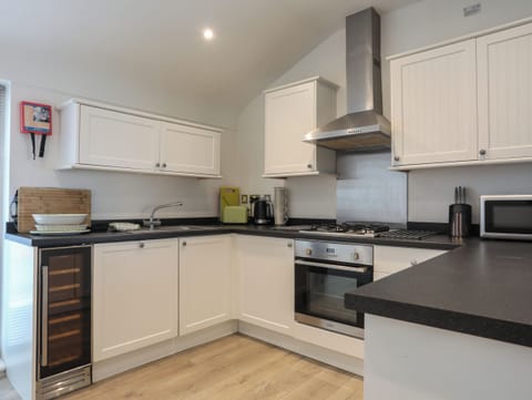 Cottage | Private kitchen | Fridge, microwave, stovetop, dishwasher