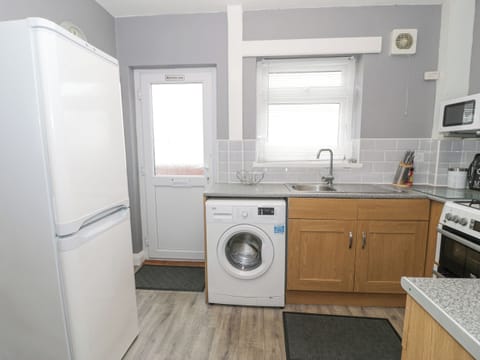 Cottage | Private kitchen | Fridge, microwave, stovetop, cookware/dishes/utensils