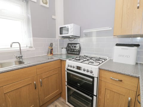 Cottage | Private kitchen | Fridge, microwave, stovetop, cookware/dishes/utensils