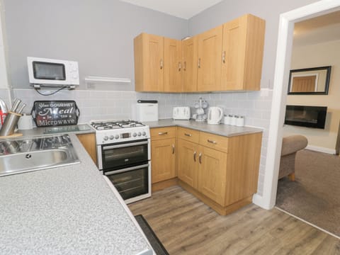 Cottage | Private kitchen | Fridge, microwave, stovetop, cookware/dishes/utensils