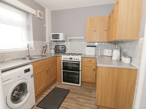 Cottage | Private kitchen | Fridge, microwave, stovetop, cookware/dishes/utensils