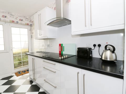 Cottage | Private kitchen | Microwave, stovetop, cookware/dishes/utensils