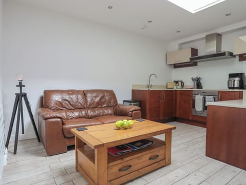 Cottage | Living area | TV