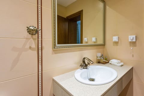Standard Double Room | Bathroom sink