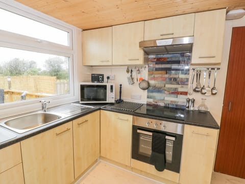 Cottage | Private kitchen | Fridge, microwave, stovetop, dishwasher
