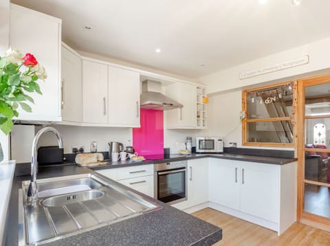 Cottage | Private kitchen | Fridge, microwave, stovetop, cookware/dishes/utensils