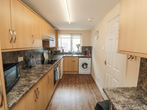 Cottage | Private kitchen | Microwave, stovetop, dishwasher, highchair