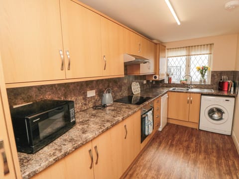 Cottage | Private kitchen | Microwave, stovetop, dishwasher, highchair