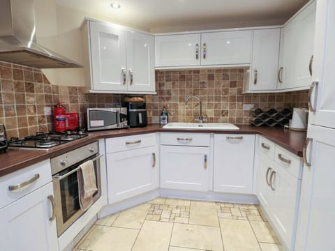 Cottage | Private kitchen | Stovetop, dishwasher, cookware/dishes/utensils