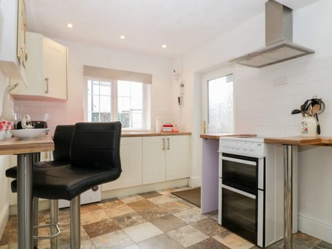 Cottage | Private kitchen | Microwave, stovetop, electric kettle, toaster
