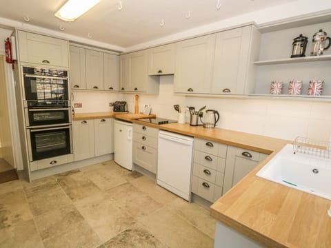Cottage | Private kitchen | Fridge, stovetop, dishwasher, highchair