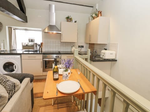 Cottage | Private kitchen | Fridge, microwave, stovetop, cookware/dishes/utensils