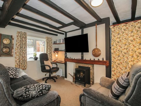 Cottage | Living area | TV