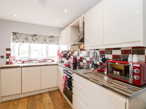 Cottage | Private kitchen | Fridge, microwave, stovetop, dishwasher