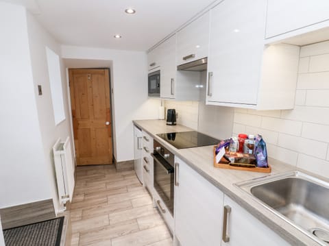 Cottage | Private kitchen | Fridge, microwave, stovetop, dishwasher