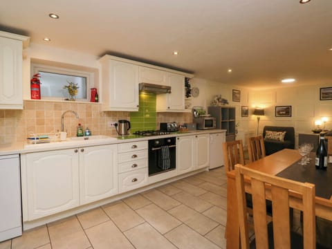 Cottage | Private kitchen | Stovetop, dishwasher, highchair, cookware/dishes/utensils