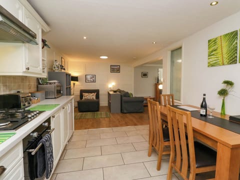 Cottage | Private kitchen | Stovetop, dishwasher, highchair, cookware/dishes/utensils