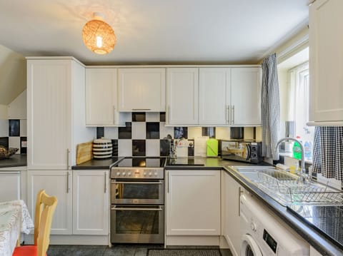 Cottage | Private kitchen | Cookware/dishes/utensils