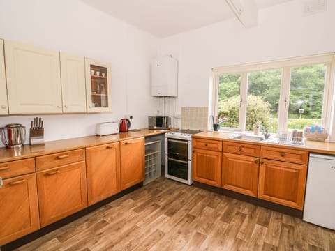Cottage | Private kitchen | Stovetop, highchair, cookware/dishes/utensils