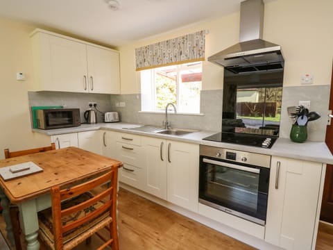 Cottage | Private kitchen | Fridge, highchair, cookware/dishes/utensils