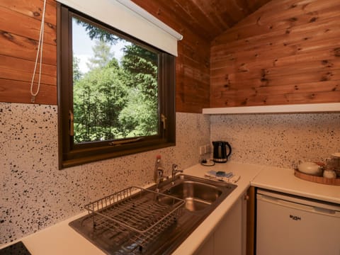 Cottage | Private kitchen | Stovetop, cookware/dishes/utensils