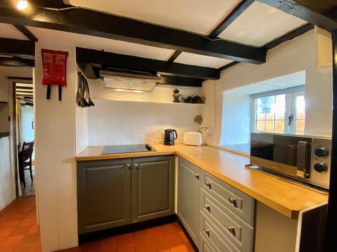 Cottage | Private kitchen | Fridge, microwave, stovetop, toaster