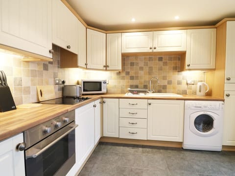 Cottage | Private kitchen | Fridge, microwave, stovetop, highchair